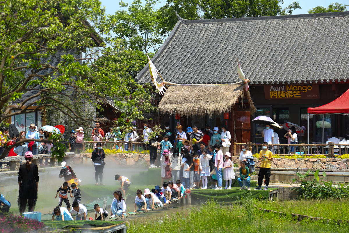 五一假期首日沔陽小鎮迎客潮 賽龍舟、逛樂園、賞煙花、品美食引爆旅游熱潮