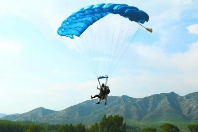 平泉 高空跳傘項目助推旅游產業升級